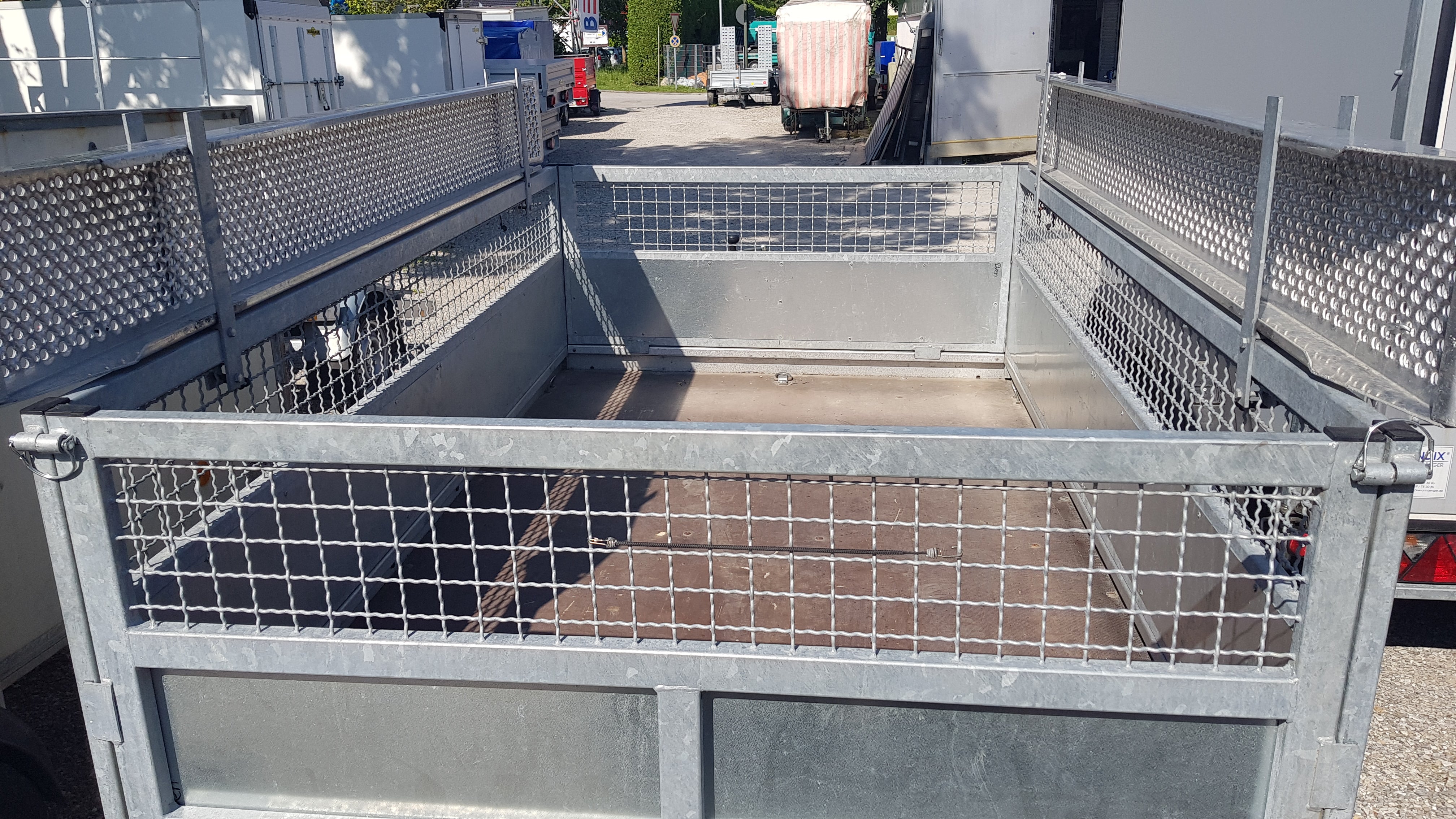 Kastenanhänger mit Gitteraufsatz - Tieflader 1300 kg / 1000 kg Zuladung / PKW Anhänger mit Auffahrschienen – 3