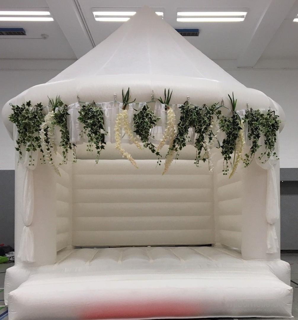 Hüpfburg Wedding die weiße Hochzeitshüpfburg in S-H mieten in Kiel