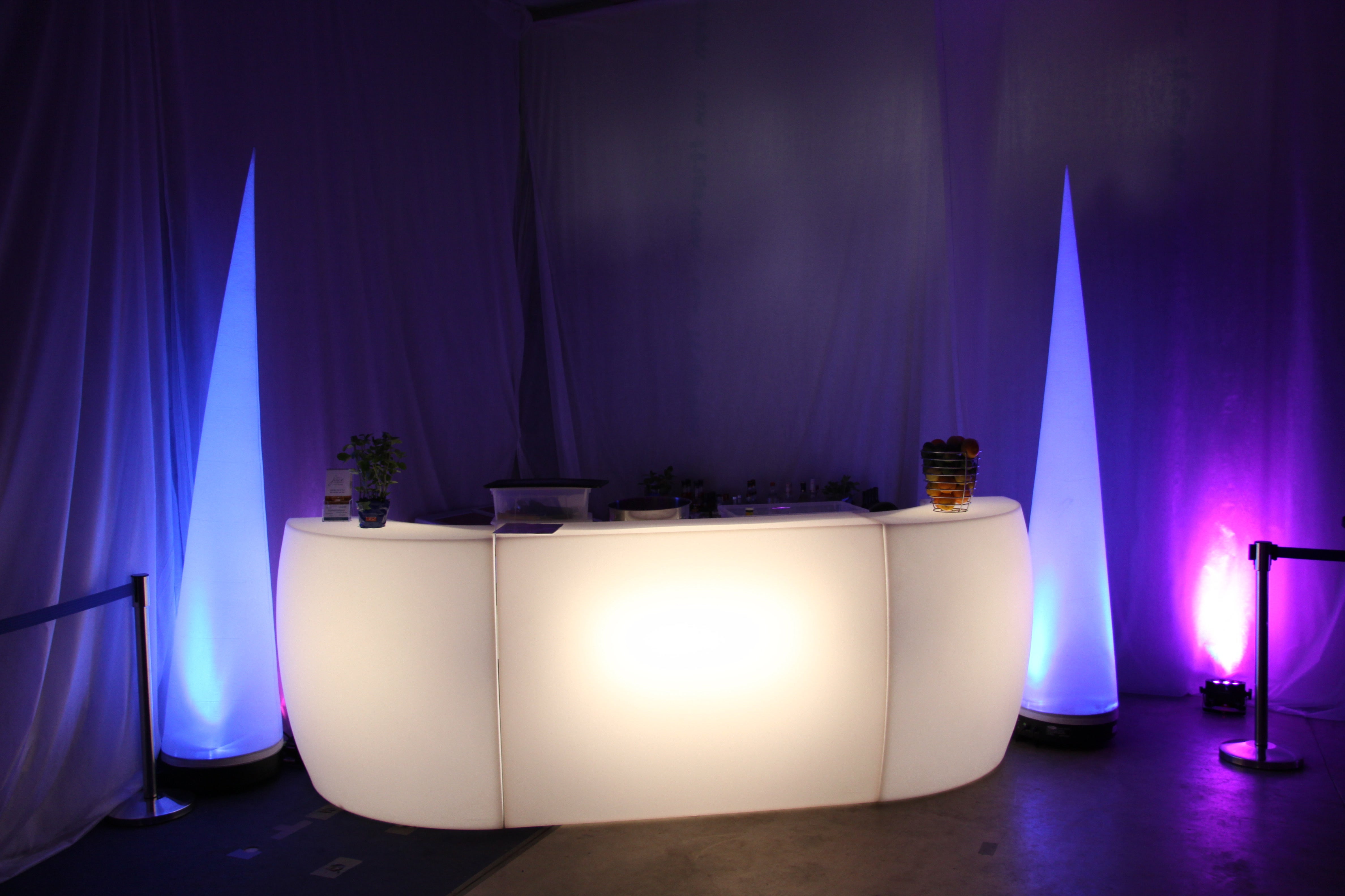 Mobile Cocktailbar // Bar // Beleuchtete Cocktailbar // Eventbar // Partybar // Tresen // Theke // Messestand // Messecounter // Messetresen // beleuchtet – 2