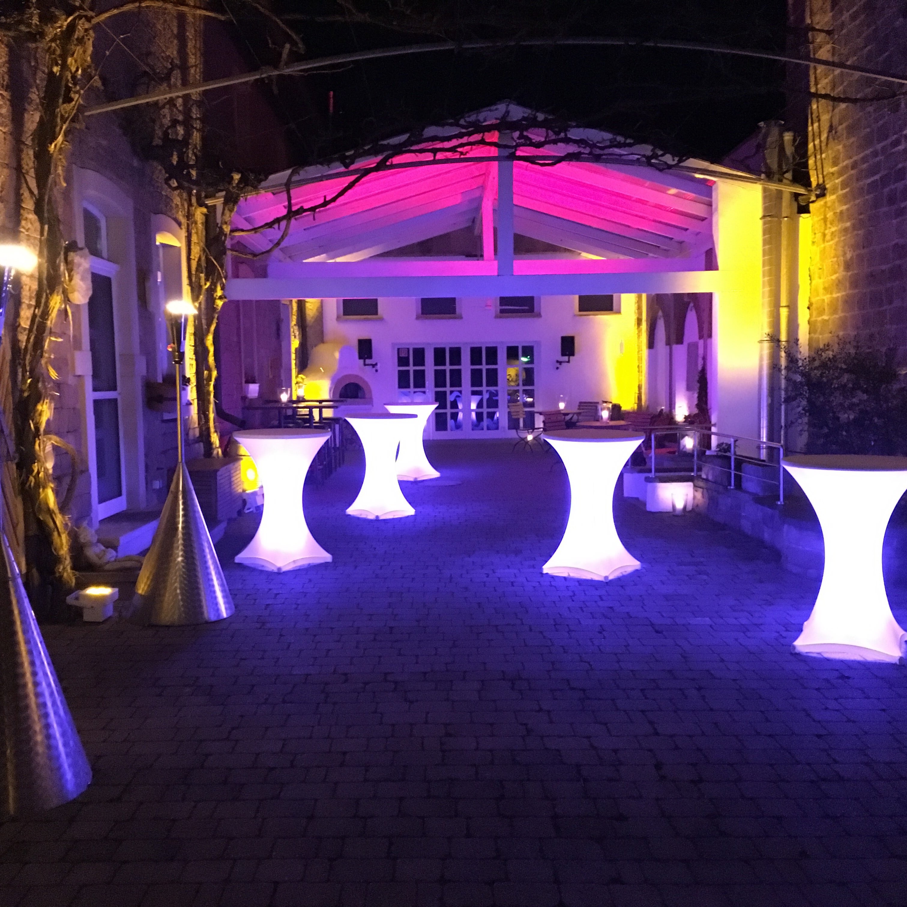 Beleuchteter Stehtisch, Beleuchteter Loungetische, Exklusiver Leuchttisch, Dubbeglas-Tisch, Messe – 3