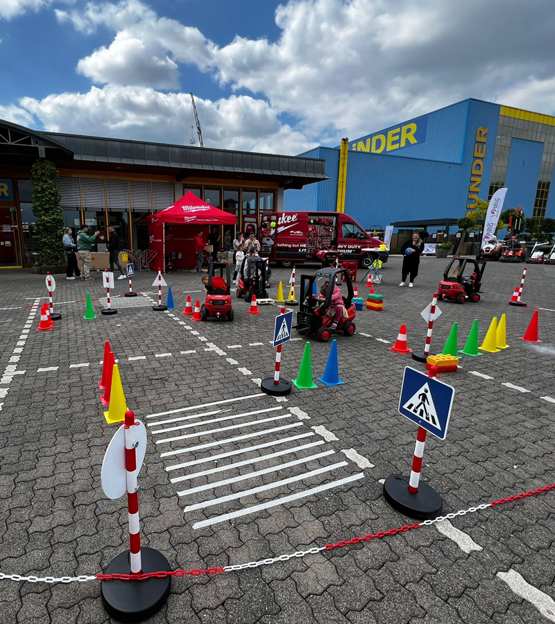 Gabelstaplerparcour für Kinder mit Führerschein! mieten bei Der Spassmacher
