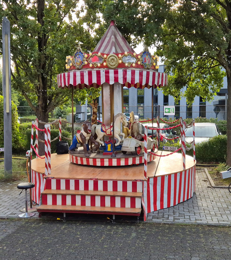 Nostalgisches Safarikarussell mieten bei Der Spassmacher