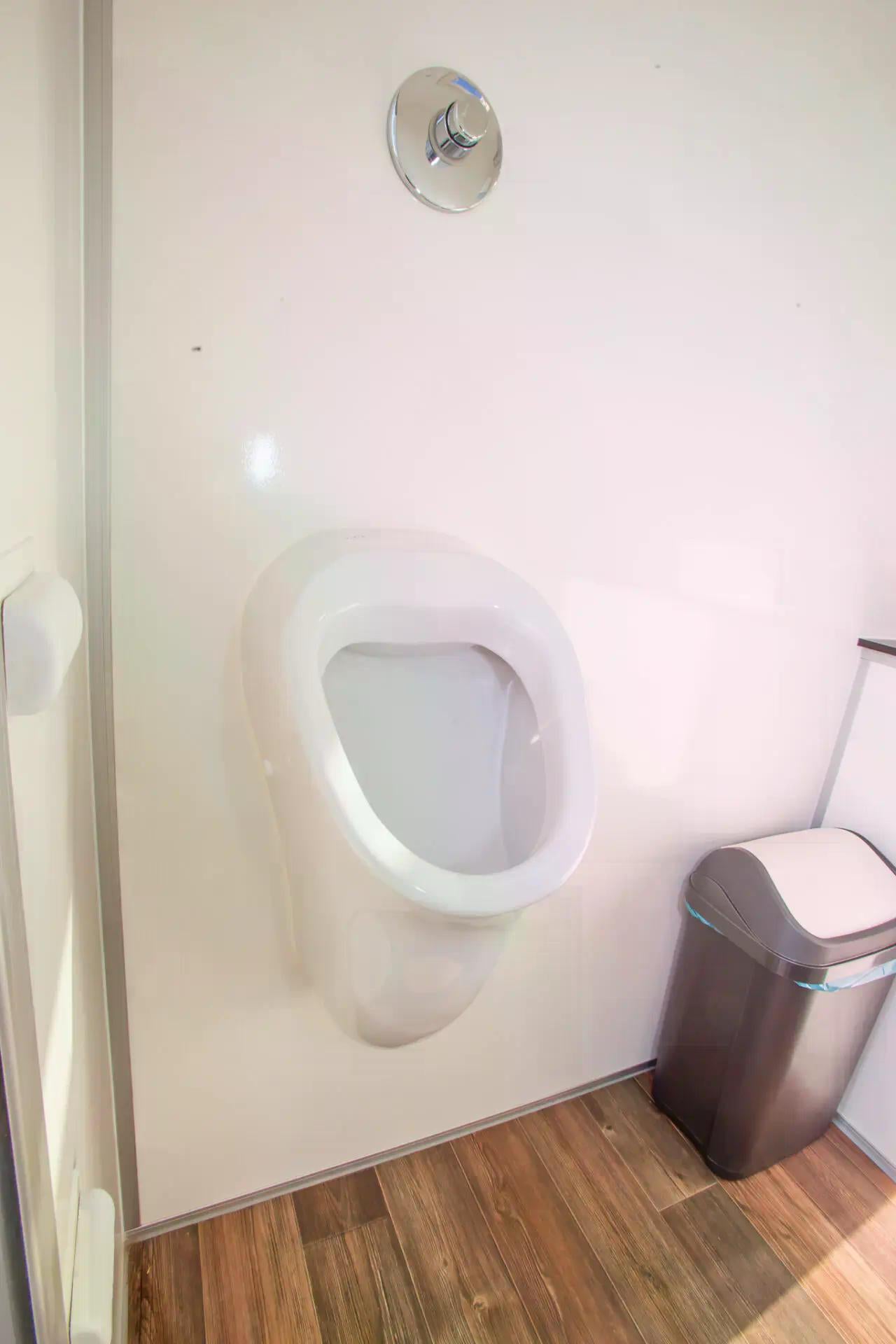 Toilettenwagen - 1&1 – 4