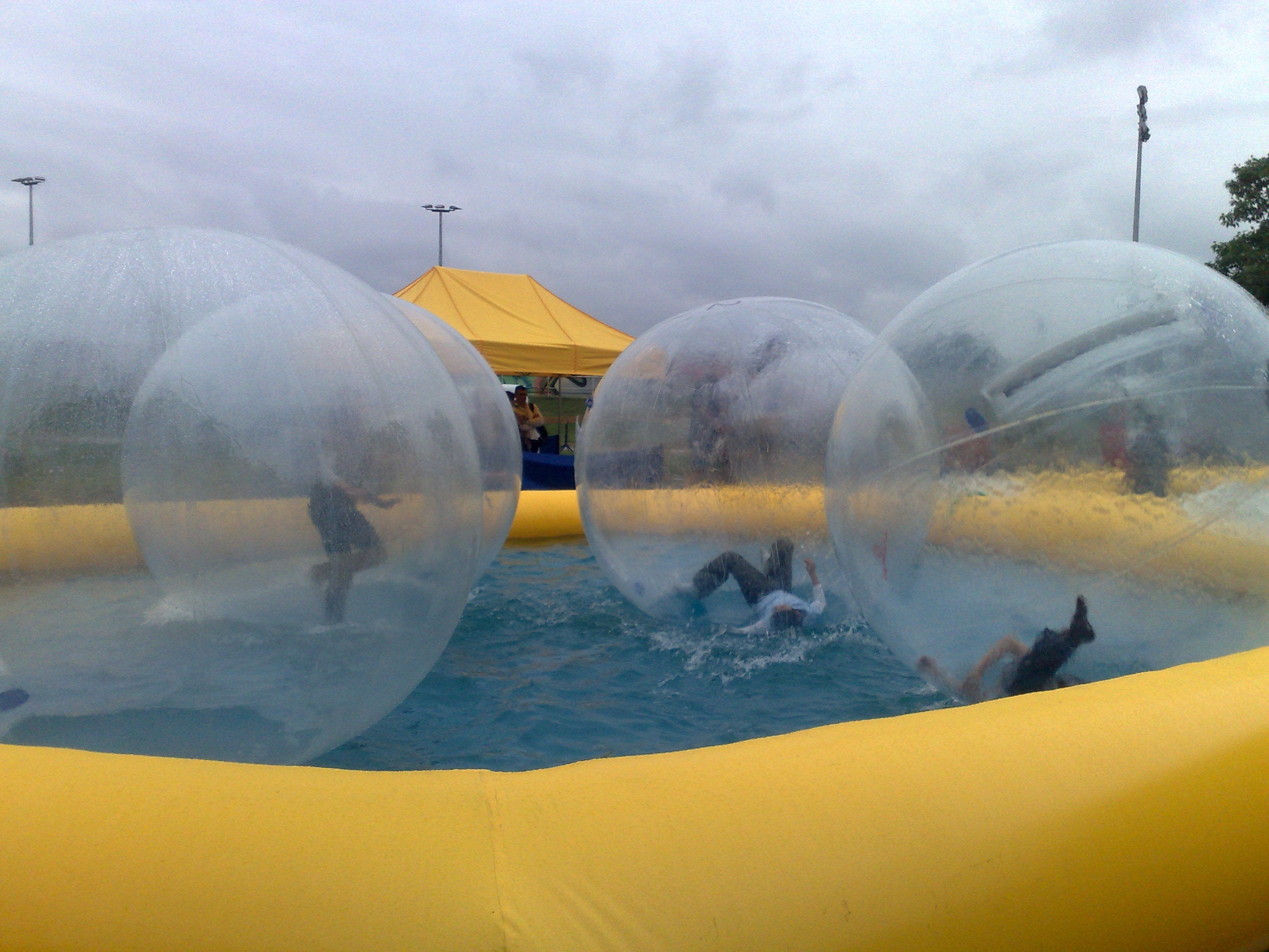 Wasserlaufbälle inkl. Pool (3-5 Stk.) mieten