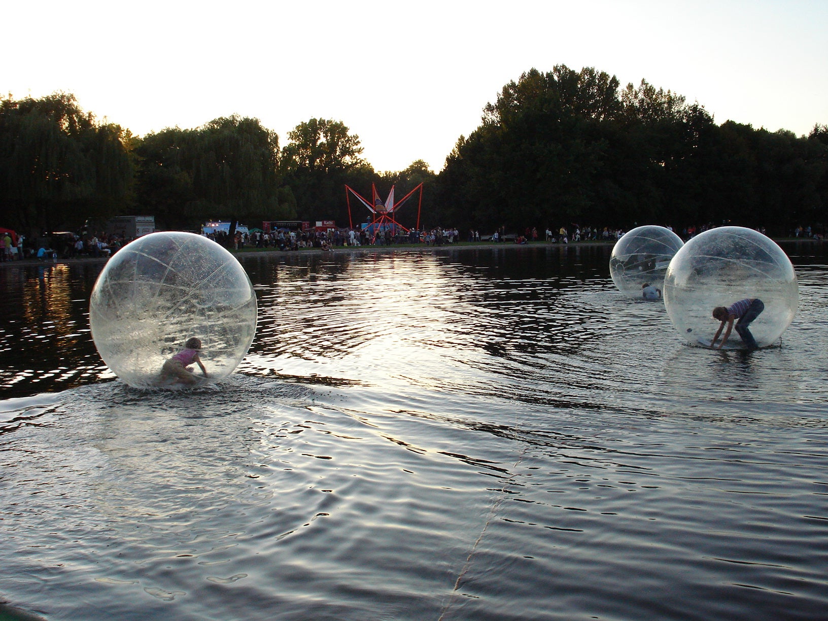 Wasserlaufbälle  im Gewässer (2 Stk.) mieten – 3