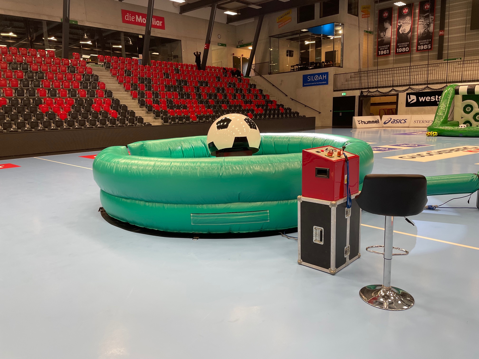 Bull Riding Fussball mieten bei Axess (Inhaber/Kontakt Daniel Häfliger)