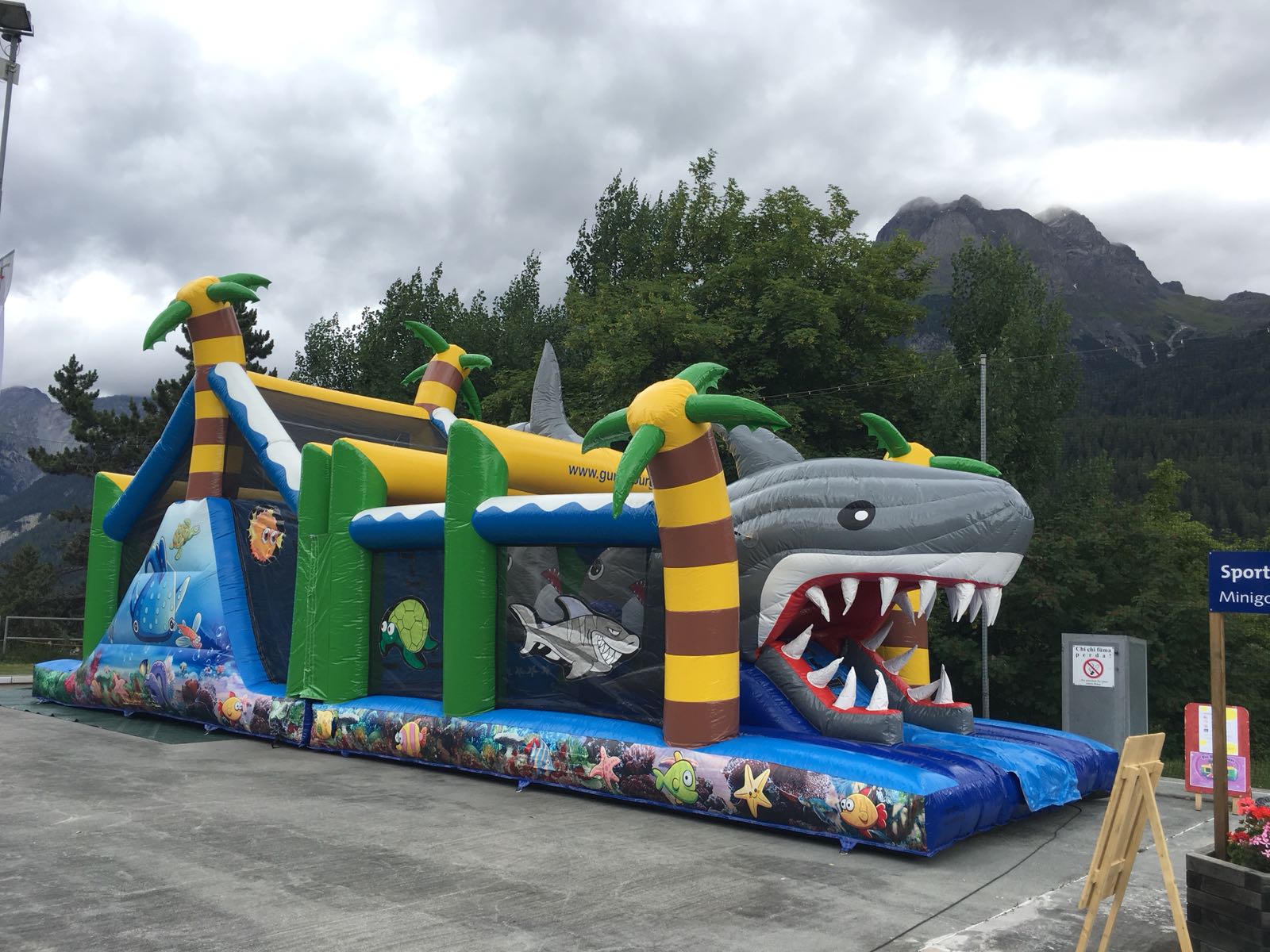 Riesen Hai Shark Run Huepfburg mieten bei Axess (Inhaber/Kontakt Daniel Häfliger)