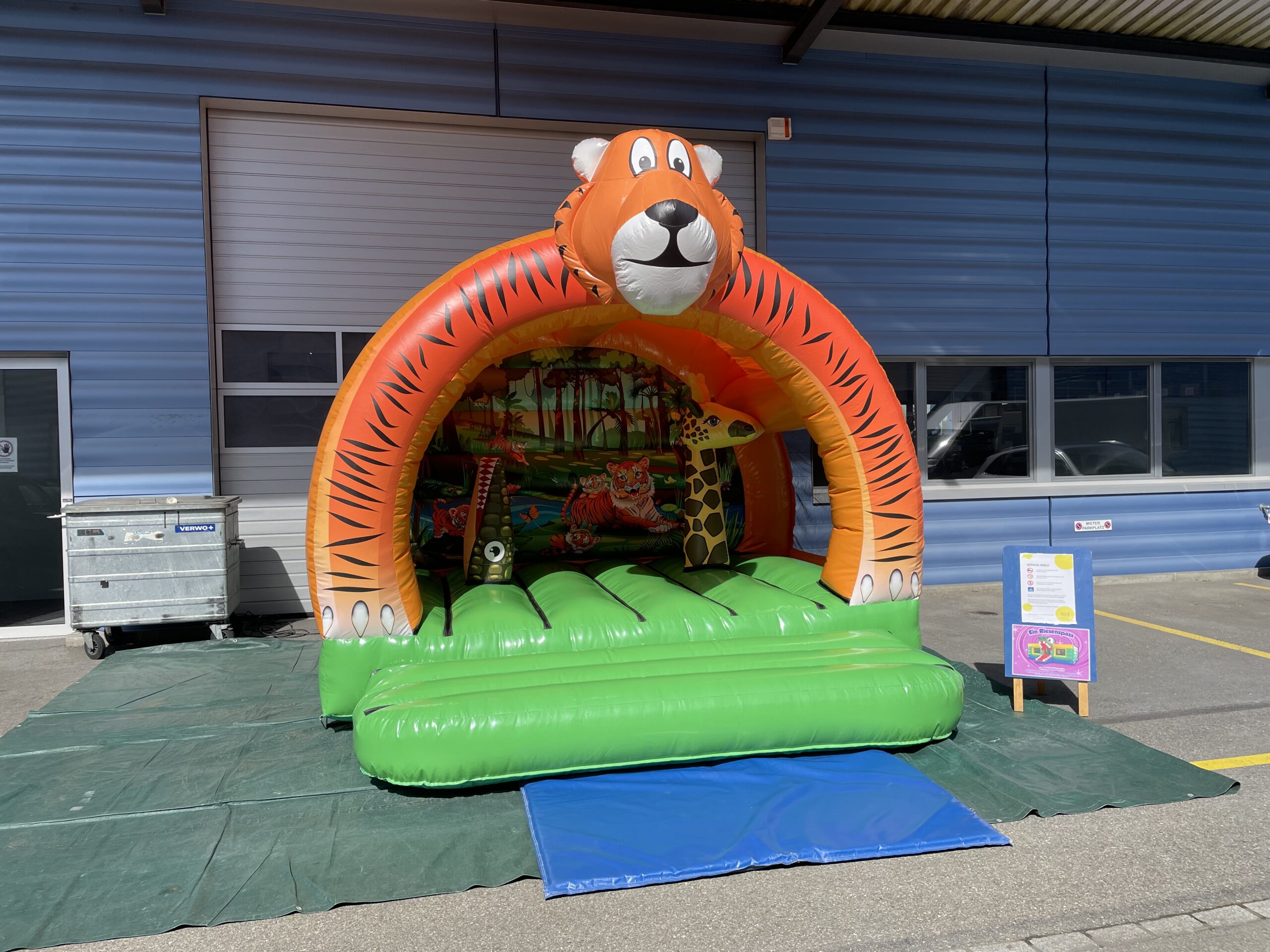 Huepfburg Tiger mieten bei Axess (Inhaber/Kontakt Daniel Häfliger)