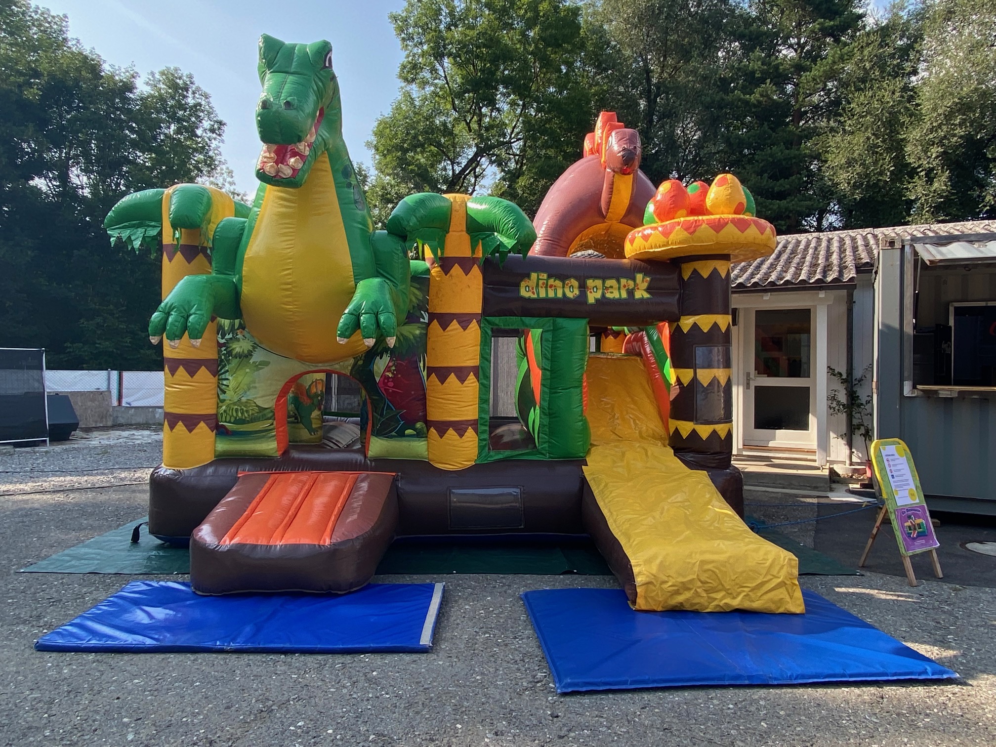Huepfburg Dinosaurier mieten bei Axess (Inhaber/Kontakt Daniel Häfliger)