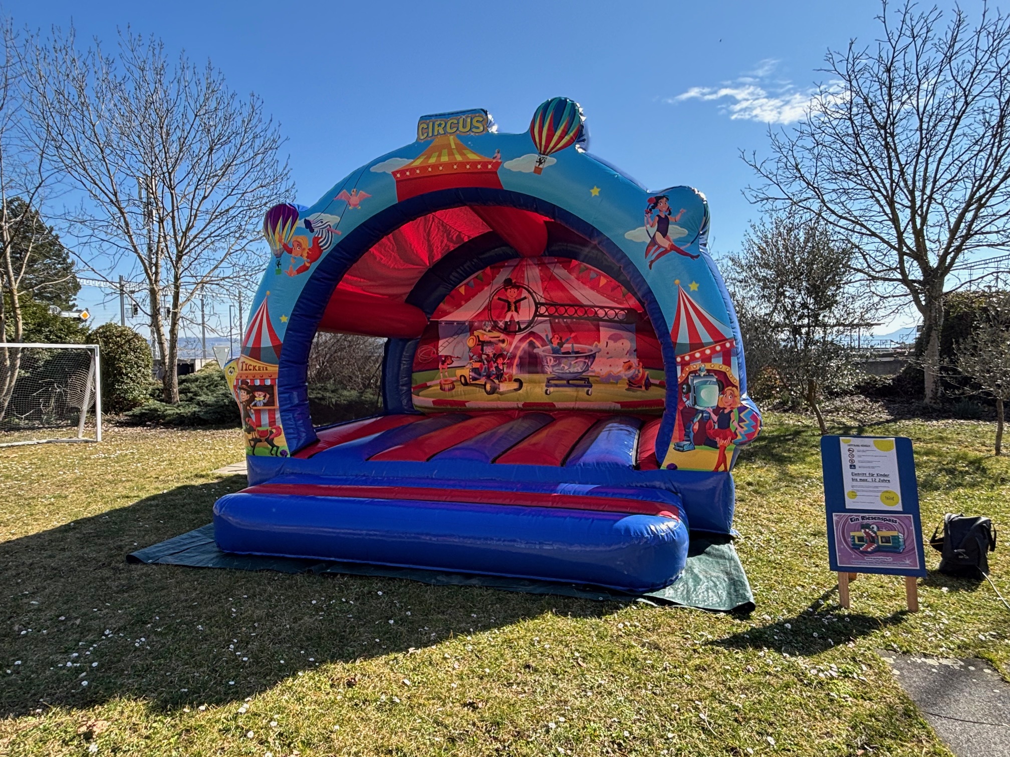 Huepfburg Zirkus mieten bei Axess (Inhaber/Kontakt Daniel Häfliger)