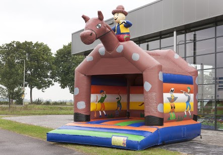 Huepfburg Pferd mieten bei Axess (Inhaber/Kontakt Daniel Häfliger)