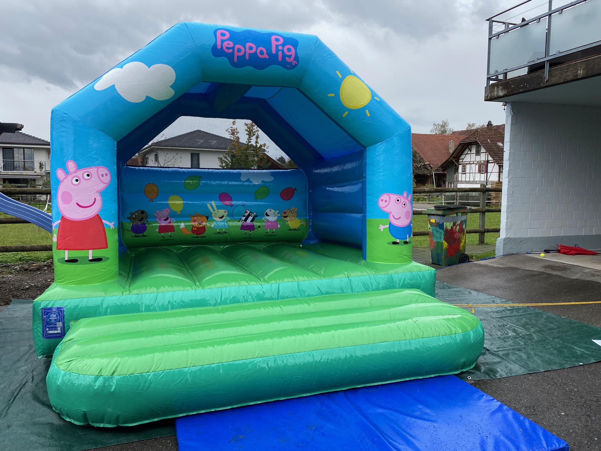 Huepfburg Peppa Wutz mieten bei Axess (Inhaber/Kontakt Daniel Häfliger)
