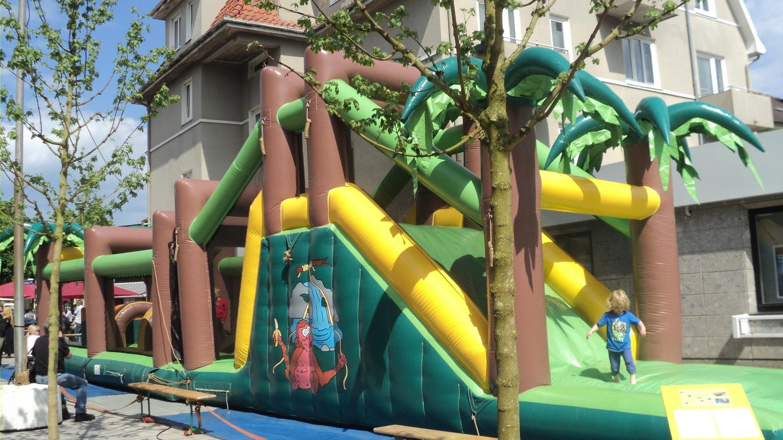 Hüpfburg Jungle Run (17,30m x 3, 60m x 4, 80m) mieten in Stockelsdorf