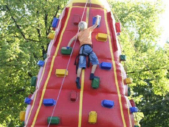 Air Klettergigant / Aufblasbarer Kletterberg für Veranstaltungen im Verleih – 3