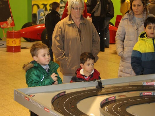 Carrera Rennbahn Digital / Rennbahn / Slotcarbahn mit zwei Spuren mieten – 2