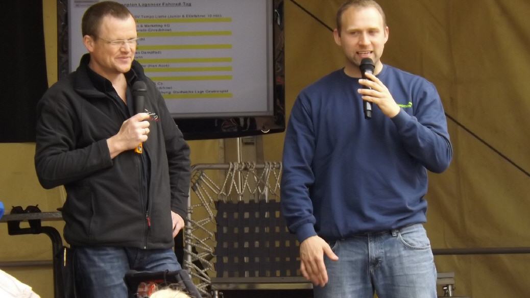 Promoter / Moderator mit Musikanlage für Messe, POs-Aktionen, Neueröffnungen & mehr