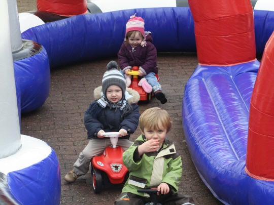 Bambini Minicar Parcours / Motodrom mit Rutschautos mieten – 3