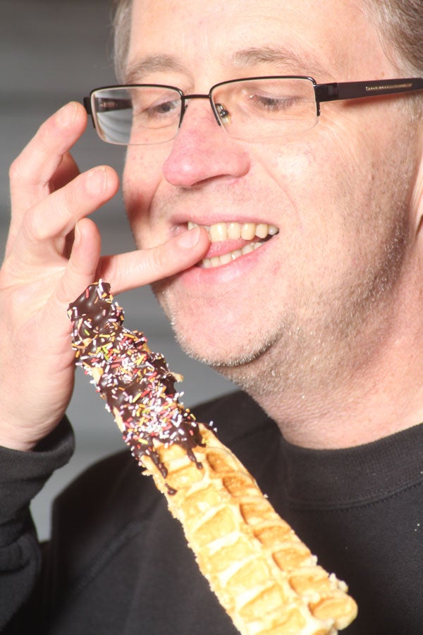 Waffelbäckerei (Waffeleisen inkl. 300 Waffeln am Stiel + Zubehör) mieten – 3