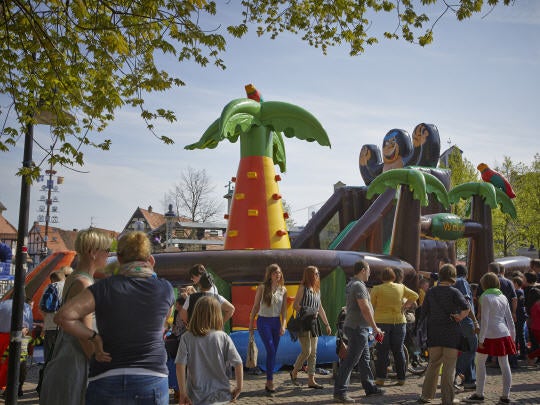 Adventureland / aufblasbares Abenteuerland mit Doppelrutsche mieten
