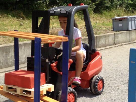 Kinder Gabelstaplerfahren / Spielzeugstapler für Kinder im Verleih – 2