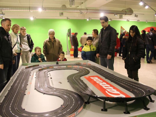 Carrera Rennbahn Digital / Rennbahn / Slotcarbahn mit zwei Spuren mieten