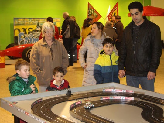 Carrera Rennbahn Digital / Rennbahn / Slotcarbahn mit zwei Spuren mieten – 3