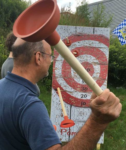 Pömpelwerfen / Wurspiel mit Pömpeln mieten – 2