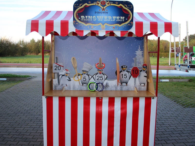Pinguin-Ringwerfen im Nostalgiestand