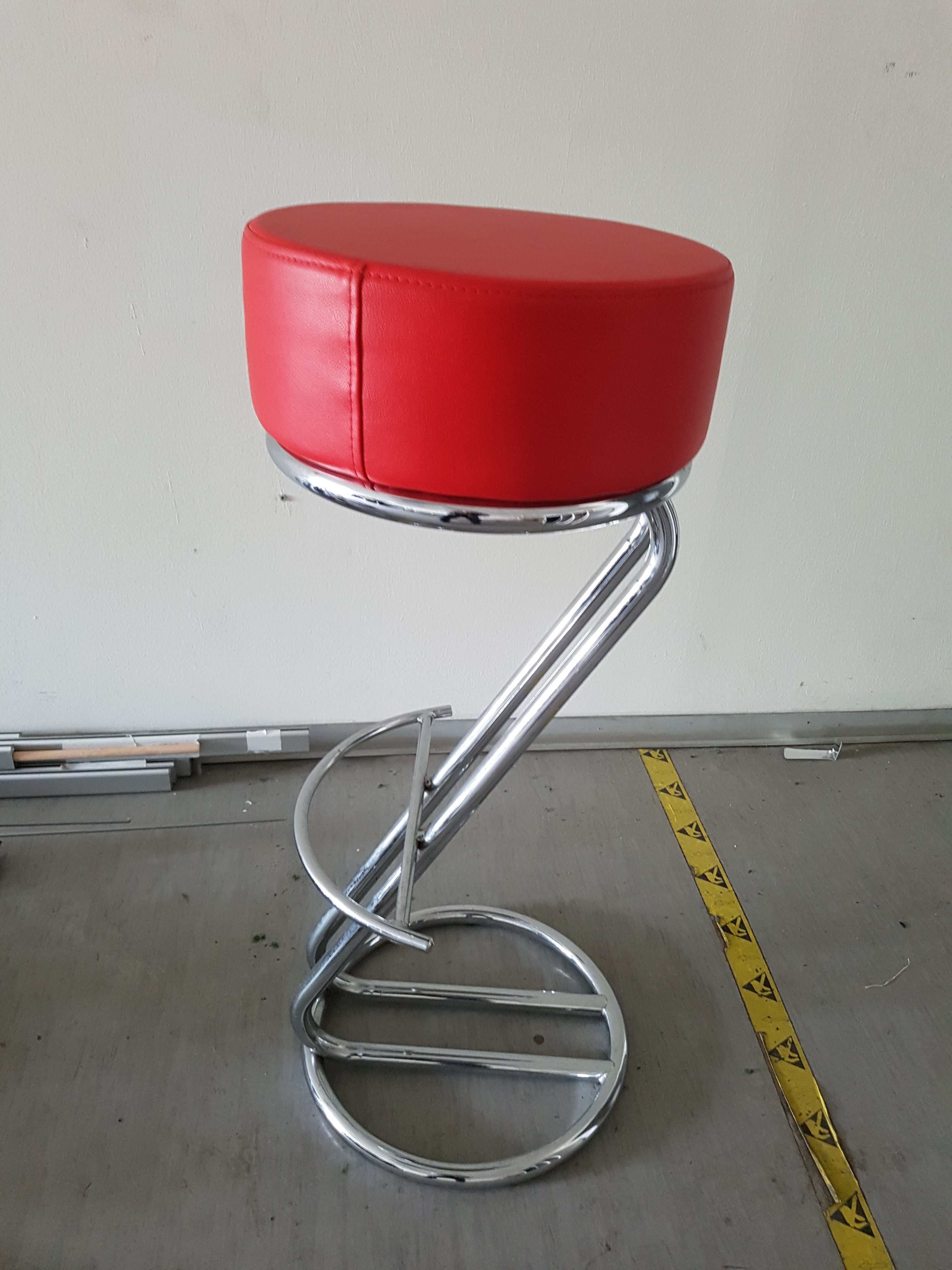 Z-Barhocker mit schwarz o. rot Polster – 2