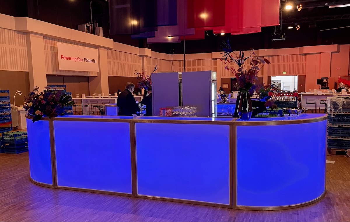 Mobile LED-Bar Viertelrund-Element 1,25 m mieten in Berlin Friedrichshain