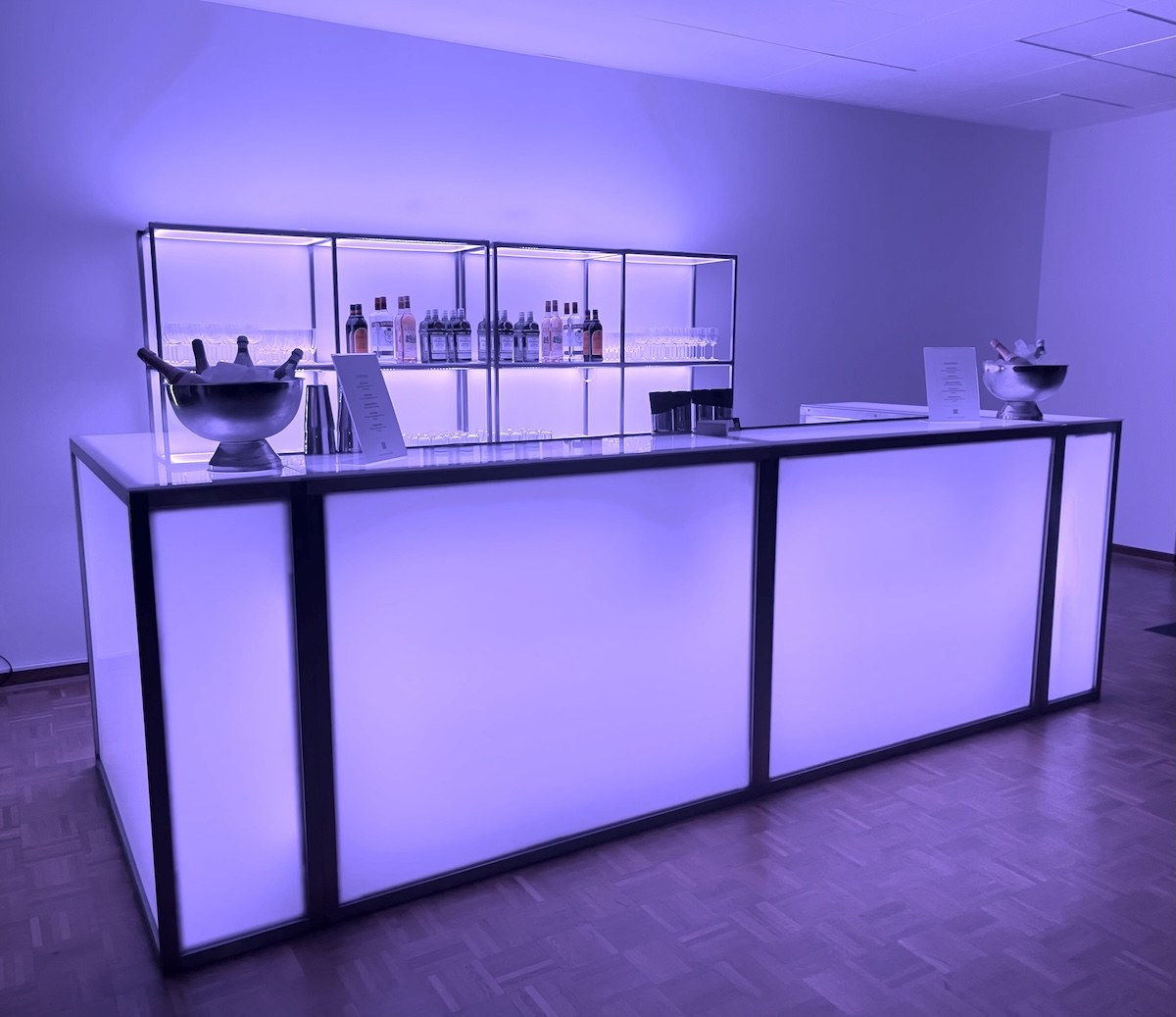 Rückbuffet 1,50 m (beleuchtetes Barregal) mieten in Berlin Friedrichshain – 2