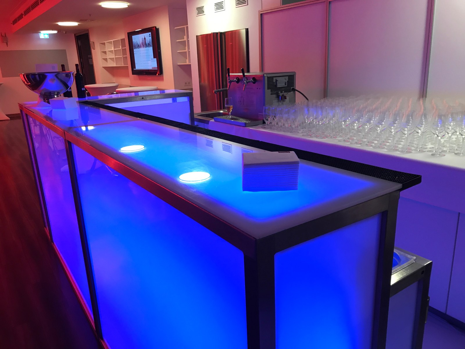 Mobile LED-Bar in L-Form 3,40 m mieten in Berlin Friedrichshain