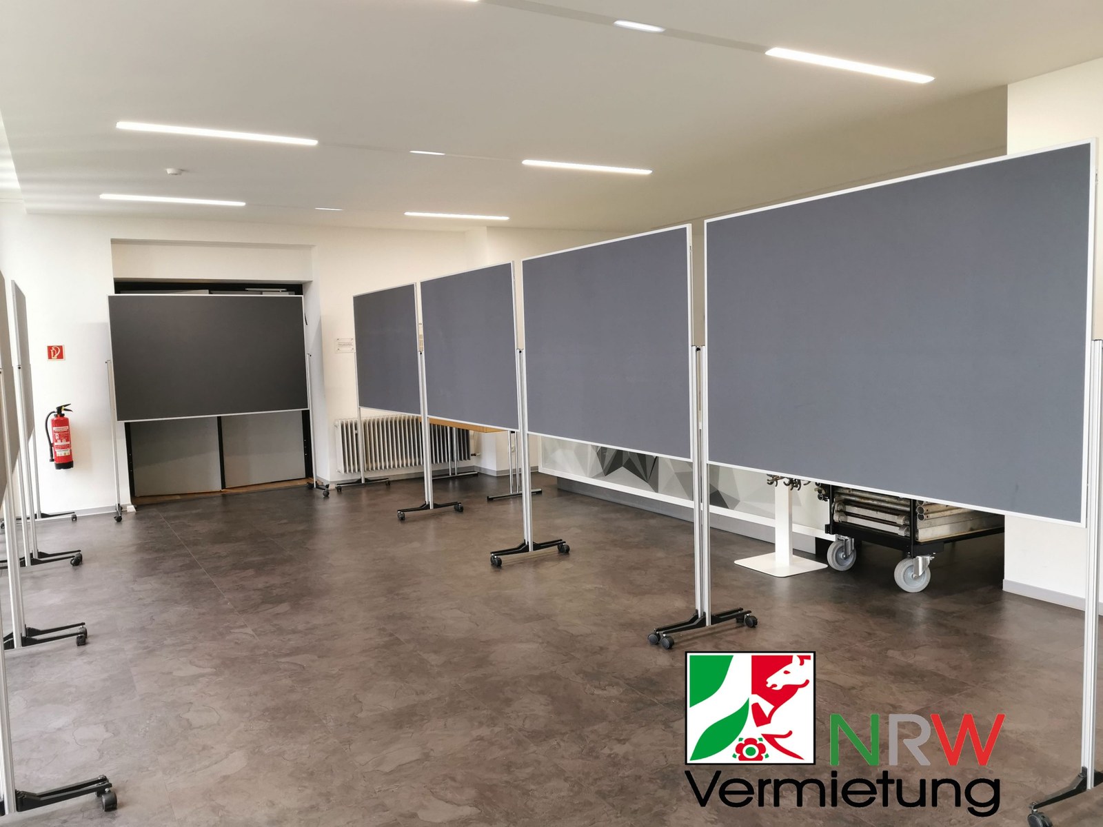 Pinnwand XL / Ausstellungswand XL im Querformat mieten in Wesel