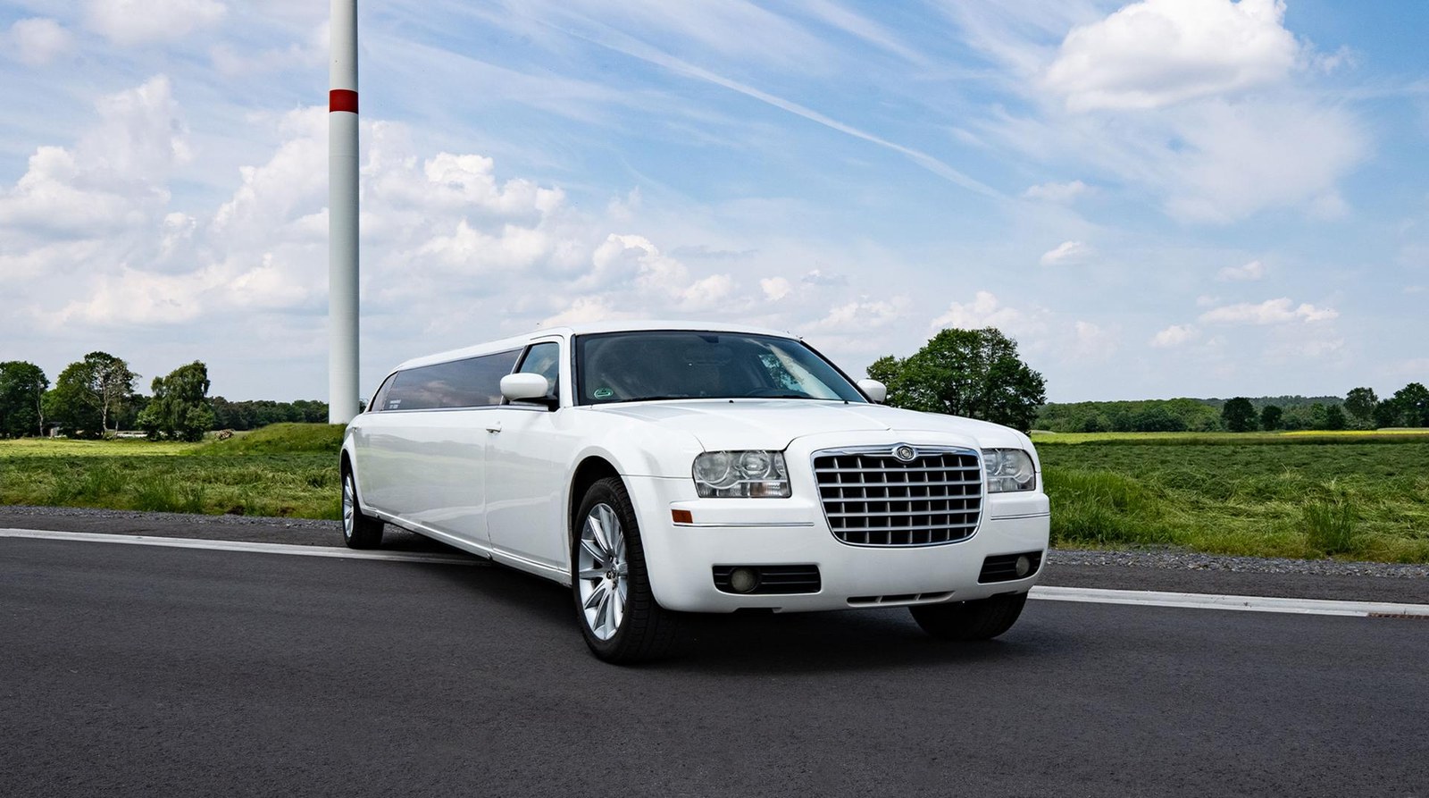 Stretchlimousine Chrysler 300c (weiß/pink/schwarz) mieten in Wallenhorst