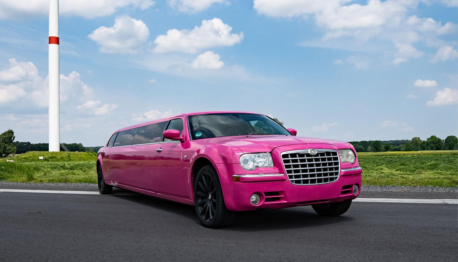 Stretchlimousine Chrysler 300c (weiß/pink/schwarz) mieten in Wallenhorst – 3