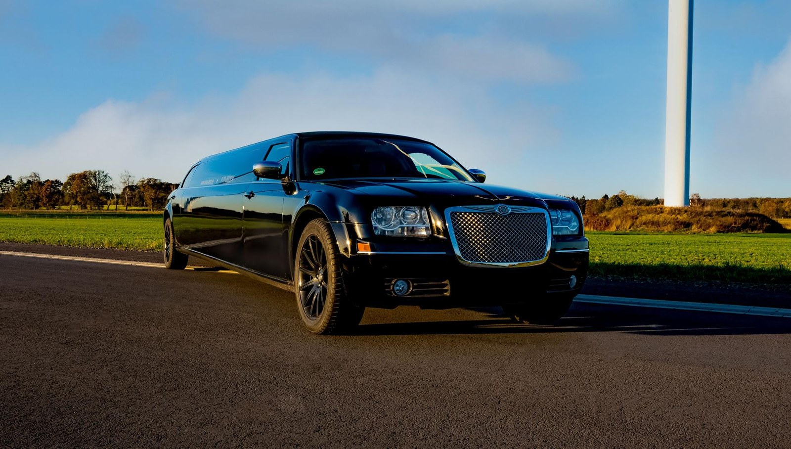 Stretchlimousine Chrysler 300c (weiß/pink/schwarz) mieten in Wallenhorst – 2