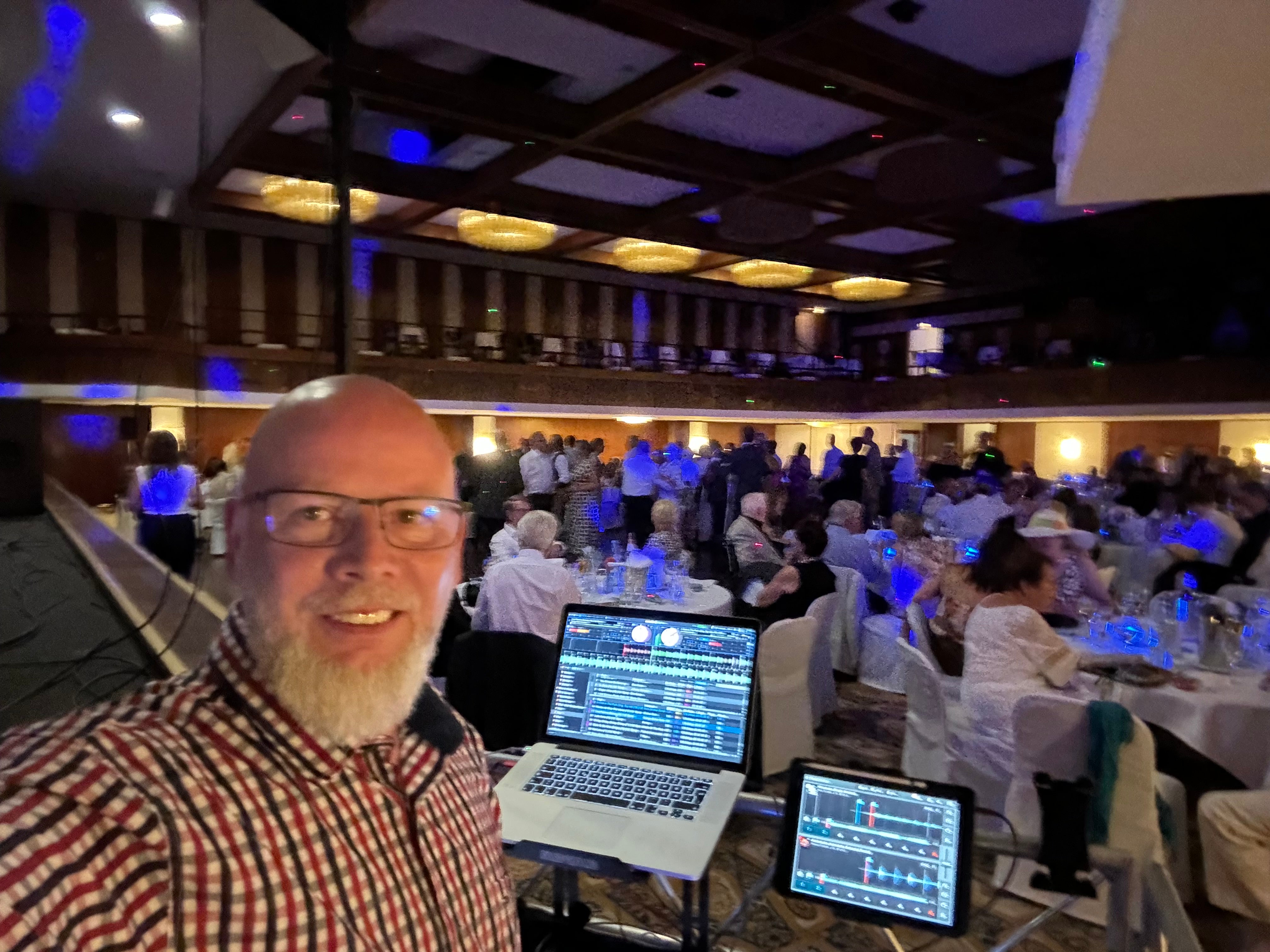 Discjockey / DJ / Moderator / DJ-Servicepaket IV / Hochzeit oder Geburtstagsfeier – 2
