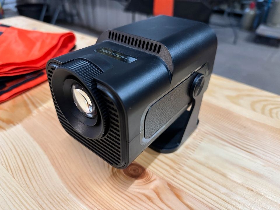 LCD Beamer Full HD Android WiFi zum Messen mieten in Neumünster