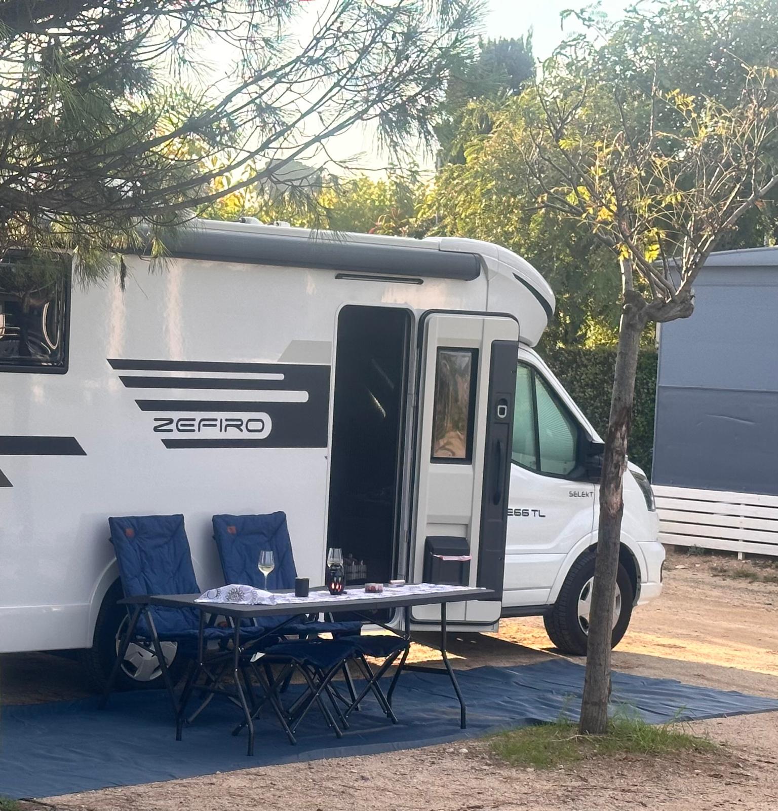 Wohnmobil Roller Team Zefiro 266 TL Übernahme ab Füssen oder Konstanz Auf Wunsch bringen wir es gegen Aufpreis zu ihnen nach Hause!