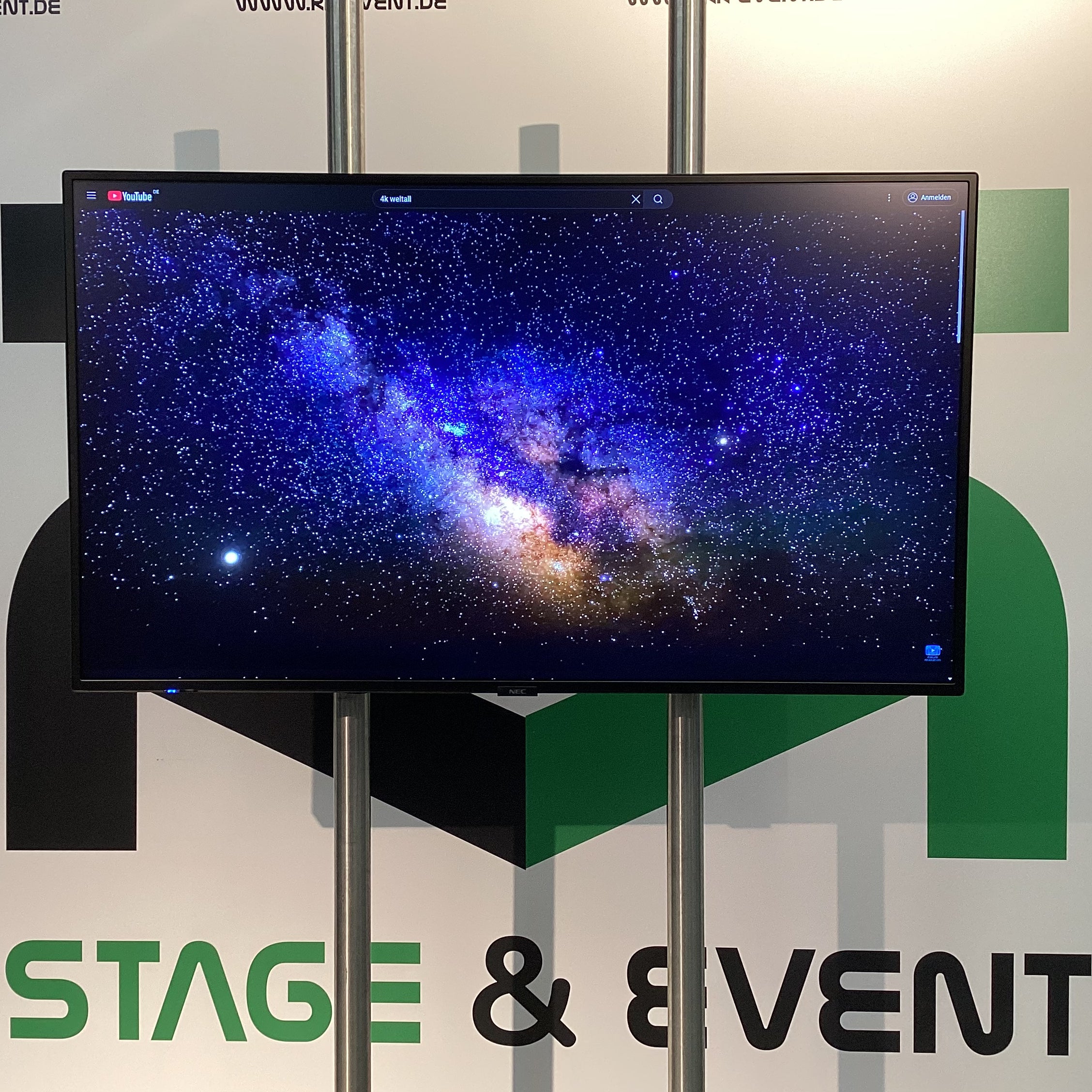49 Zoll 4k Monitor – 2 Meter Ständer, tageslichtsichtbar.