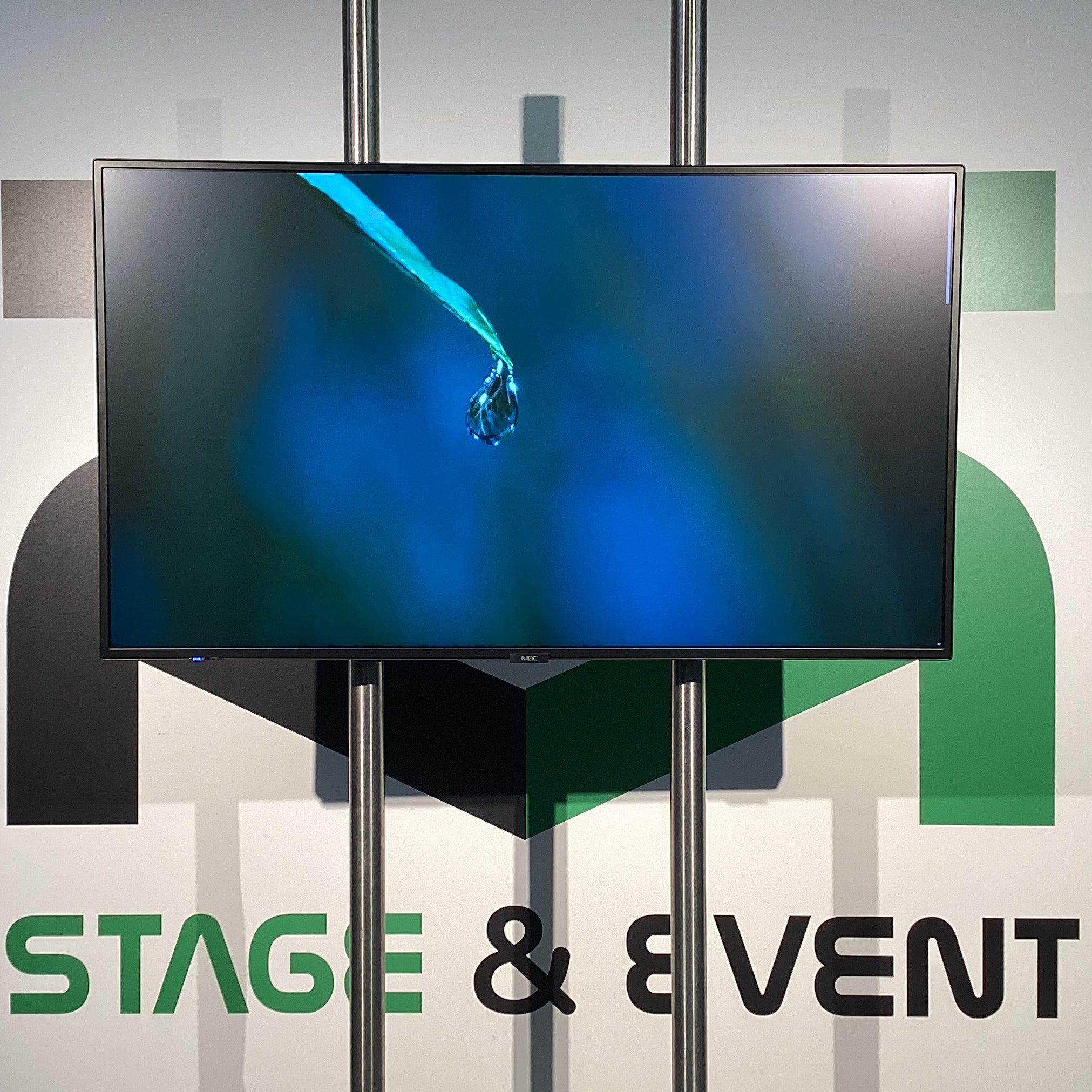 49 Zoll 4k Monitor – 2 Meter Ständer, tageslichtsichtbar. – 3