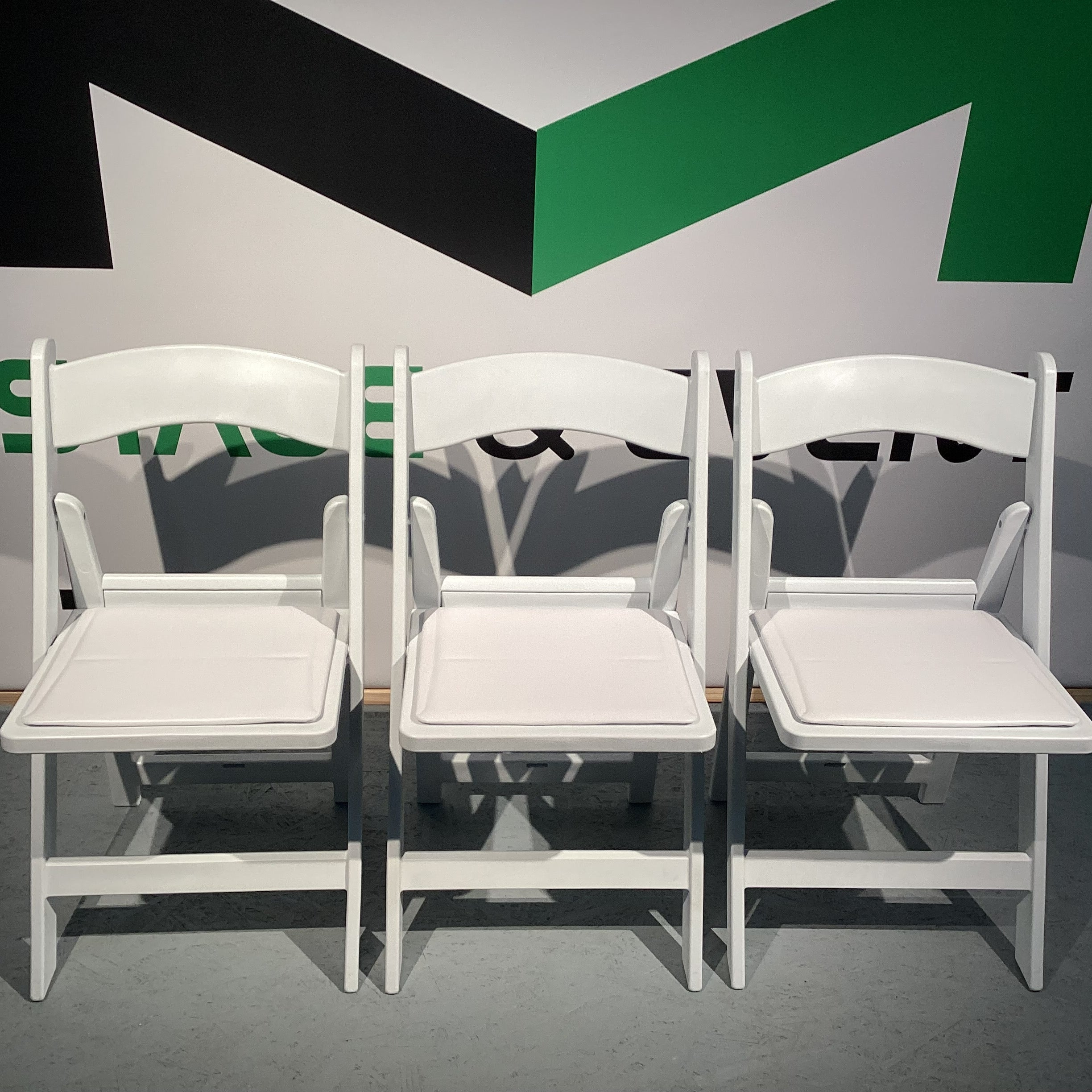 Hochzeitsstuhl, Klappstuhl Stuhl weiss, Sitzkissen, Hochzeit, Gartenstuhl, Wimbledon, Resin-Klappstuhl, Kunstharz-Stuhl, weißer Folding Chair, Bankettstuhl klappbar, Event-Klappstuhl, Catering-Stuhl