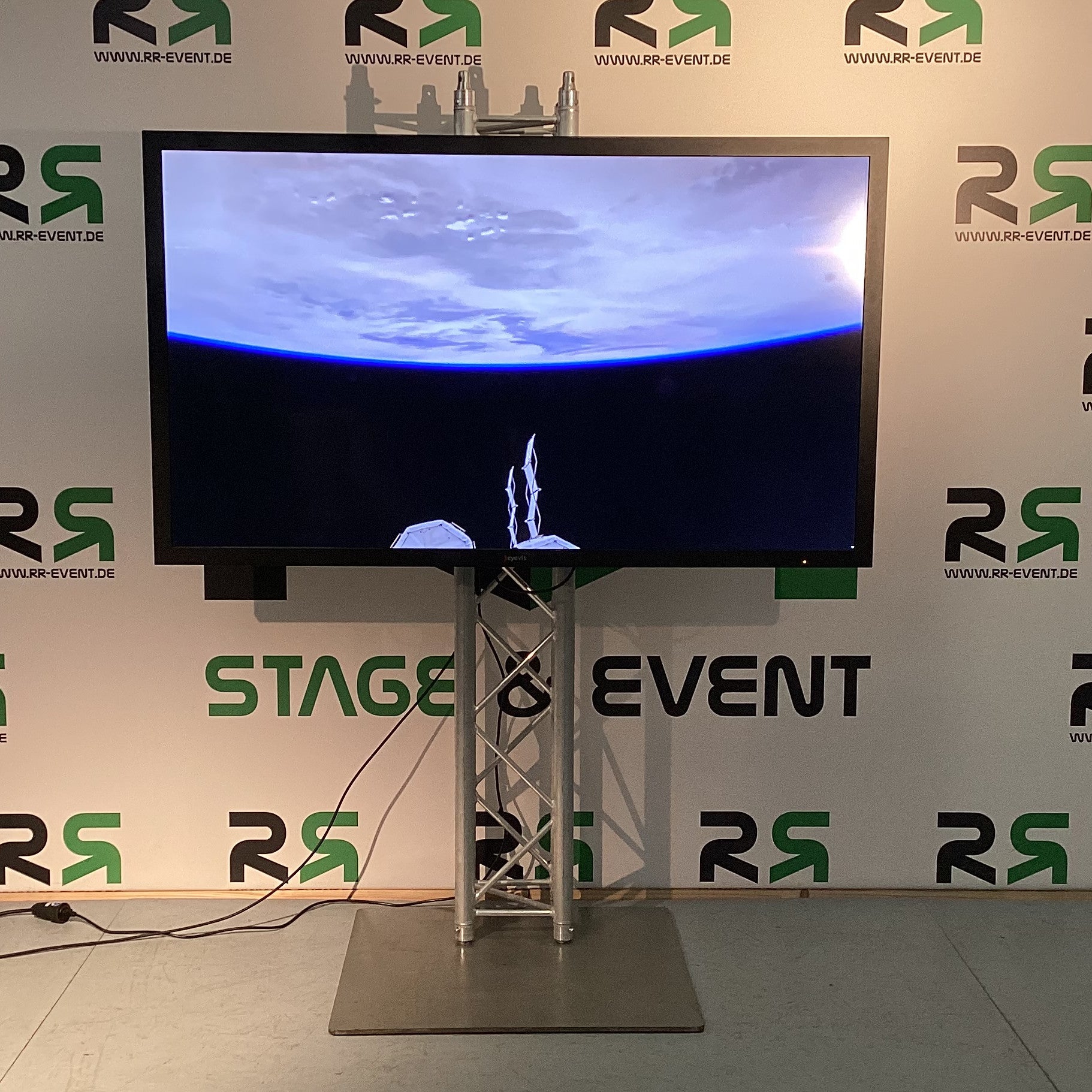 70 Zoll Full HD Monitor – 2 Meter Ständer, tageslichtsichtbar.