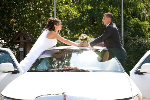 Ganz in einer weißen Hochzeitslimousine mieten in Freiburg im Breisgau
