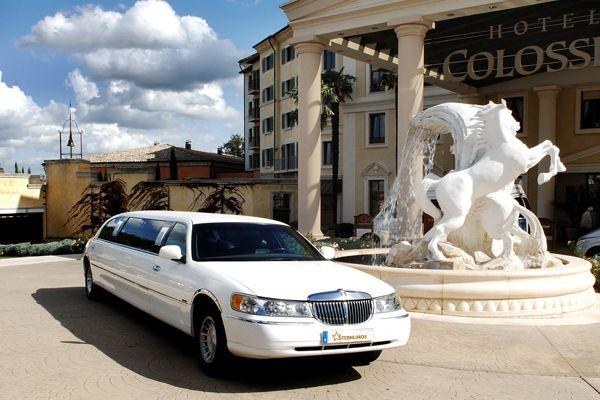 Erleben Sie puren Luxus in einer weißen Luxuslimousine mieten in Freiburg im Breisgau
