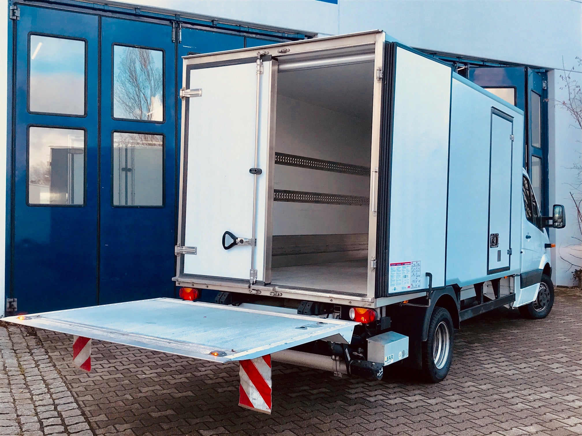 Kühltransporter mit Ladebordwand mieten im Großraum Stuttgart! Für Frischdienst- oder Tiefkühlware – 3