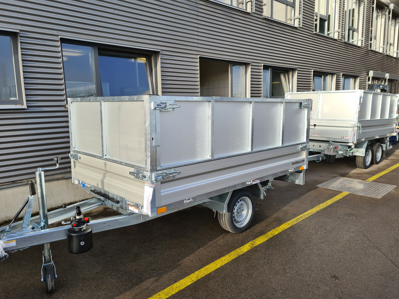 Humbaur HUK 182715 Rückwärtskipper mit Blechaufsatz mieten – 1.800 kg, ab 50 €/Tag
