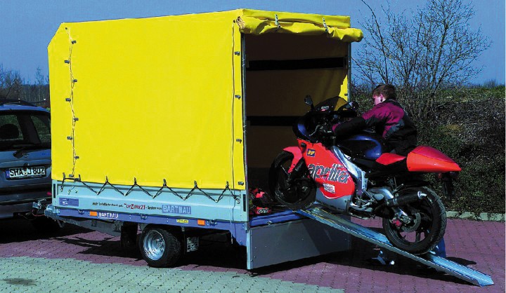 Barthau ET 1501 Fahrradanhänger mit Plane für 9 Räder mieten – 1.500 kg, ab 55 €/Tag
