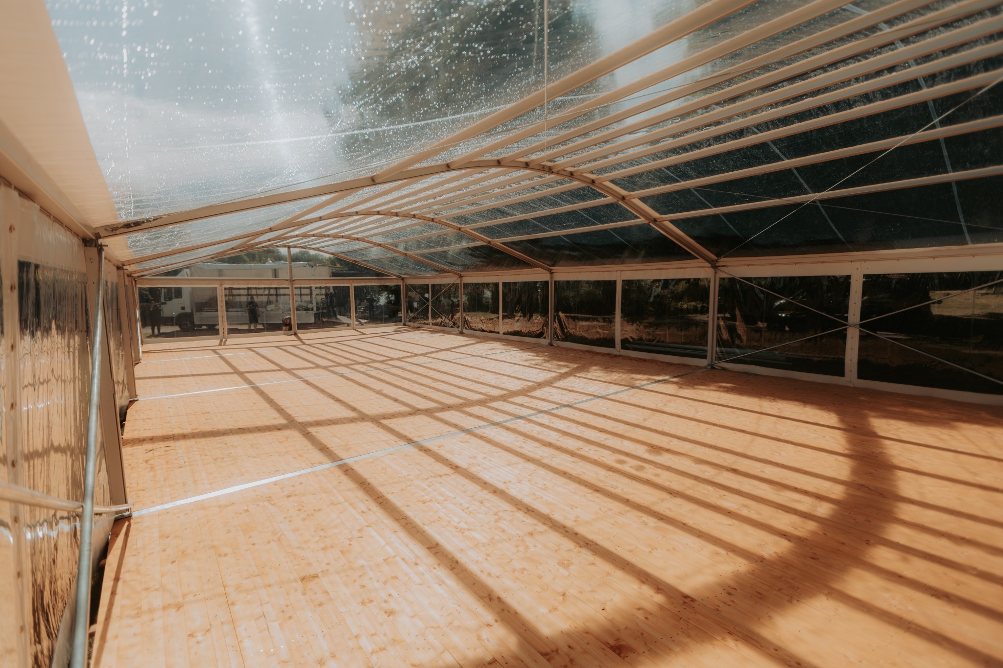 Exklusives Bodega Festzelt 10 × 20m | Transparent – 4
