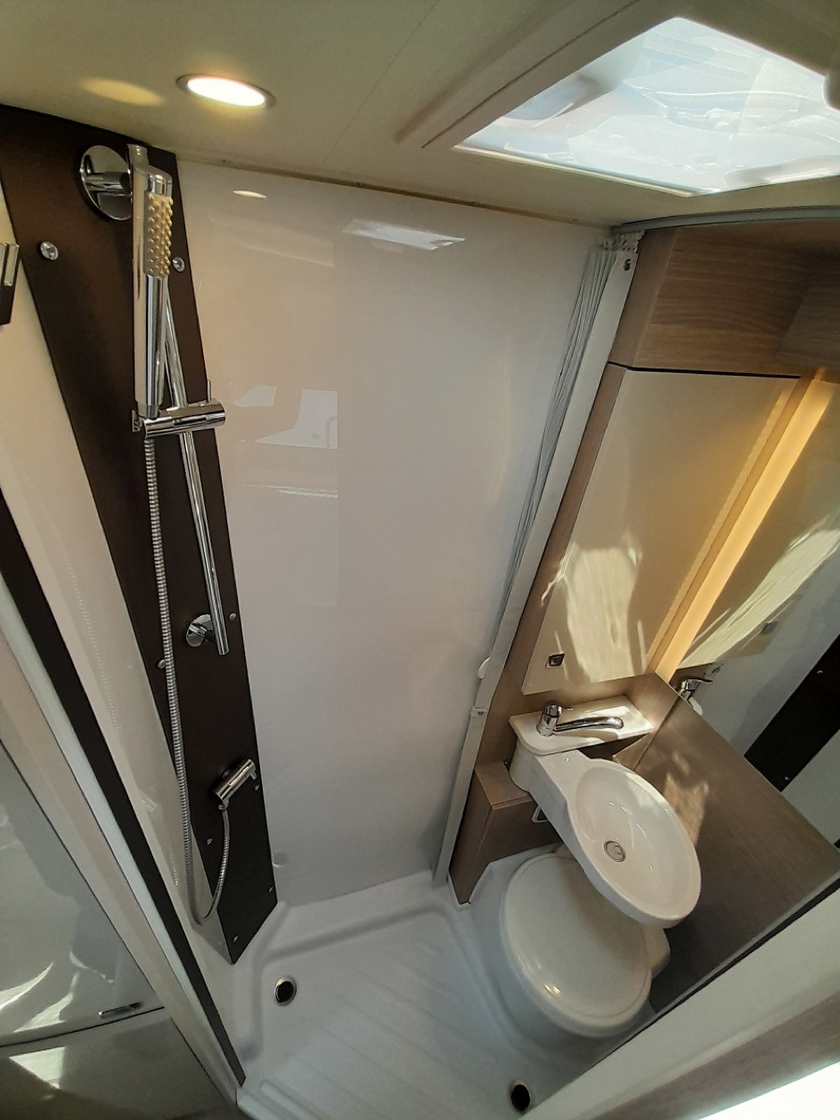 Bürstner Nexxo Van T569 mieten – Teilintegrierter 6 m für Zwei mit Solar & SAT-TV – Thumbnail 8